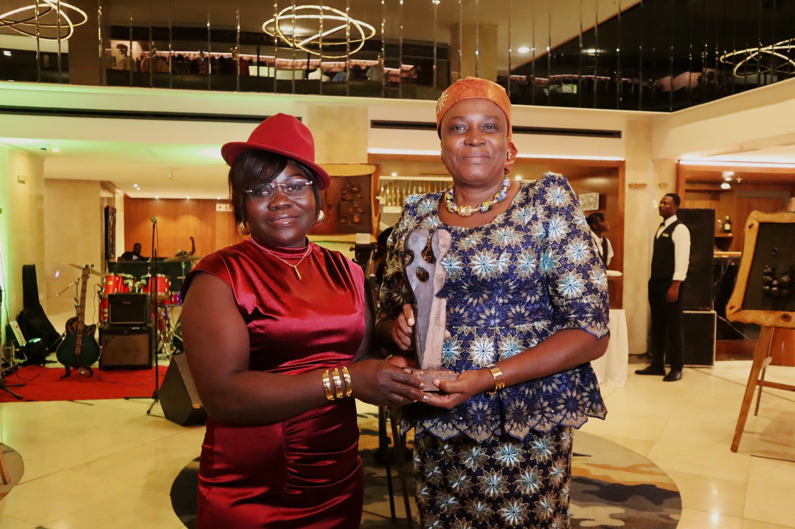 Vernissage de TCHES à Lomé : Mme Atafèinam BELEI décroche le Trophée du Grand Prix de Recherche Artistique.